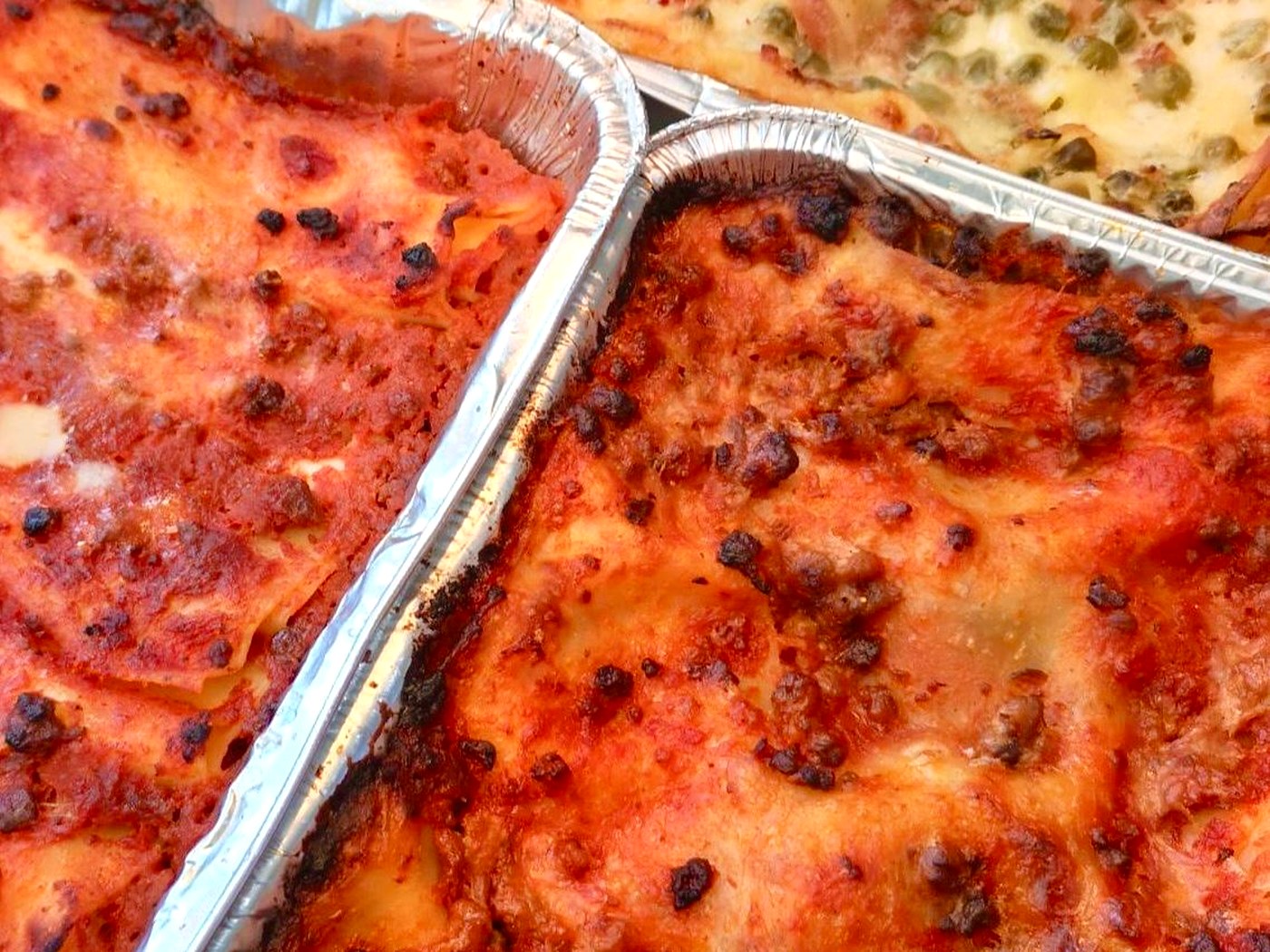 Lasagne al ragù e alla besciamella con piselli, appena sfornate